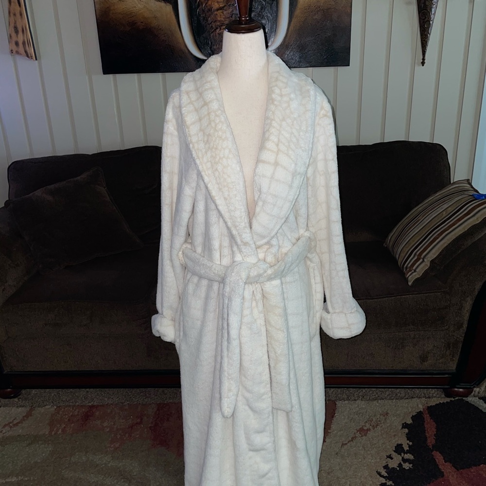 Kay Anna • Small • Plush • Pink/White • Robe